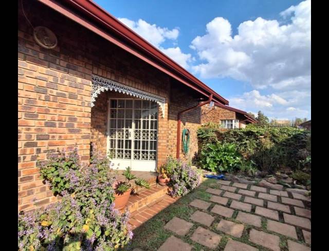3 BEDROOM TOWNHOUSE FOR SALE IN ALBERTON NORTH